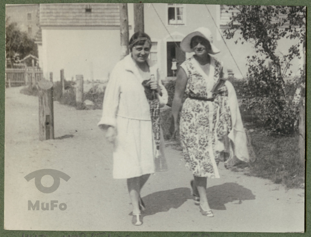 Helena Szlachtowska i Zofia Mussilowa idące drogą
