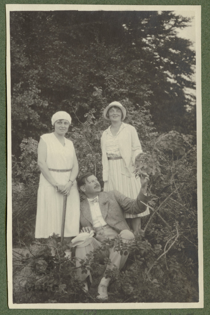 Helena Szlachtowska i Zofia Mussilowa z prof. Szwarcem