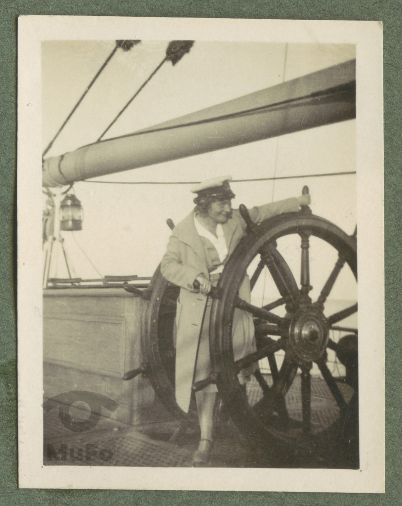 Zofia Mussilowa przy sterze "Daru Pomorza"