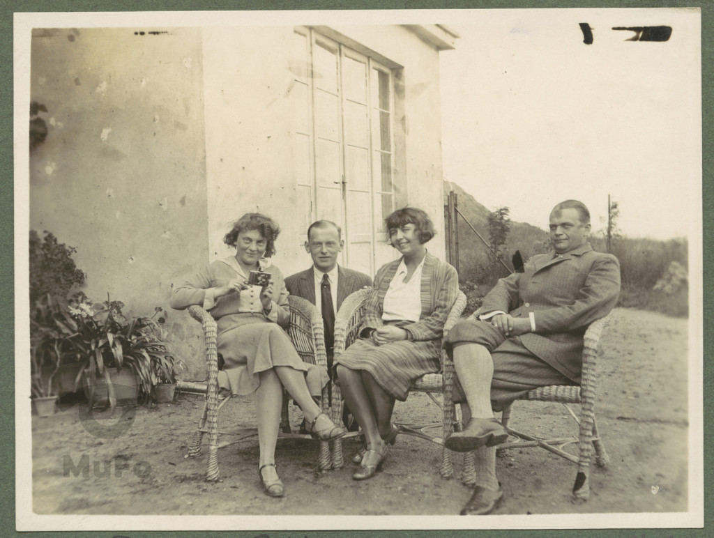 Mussilowie, Halina Dmochowska i Wojciech Starzewski (?) przed hotelem "Różany gaj"