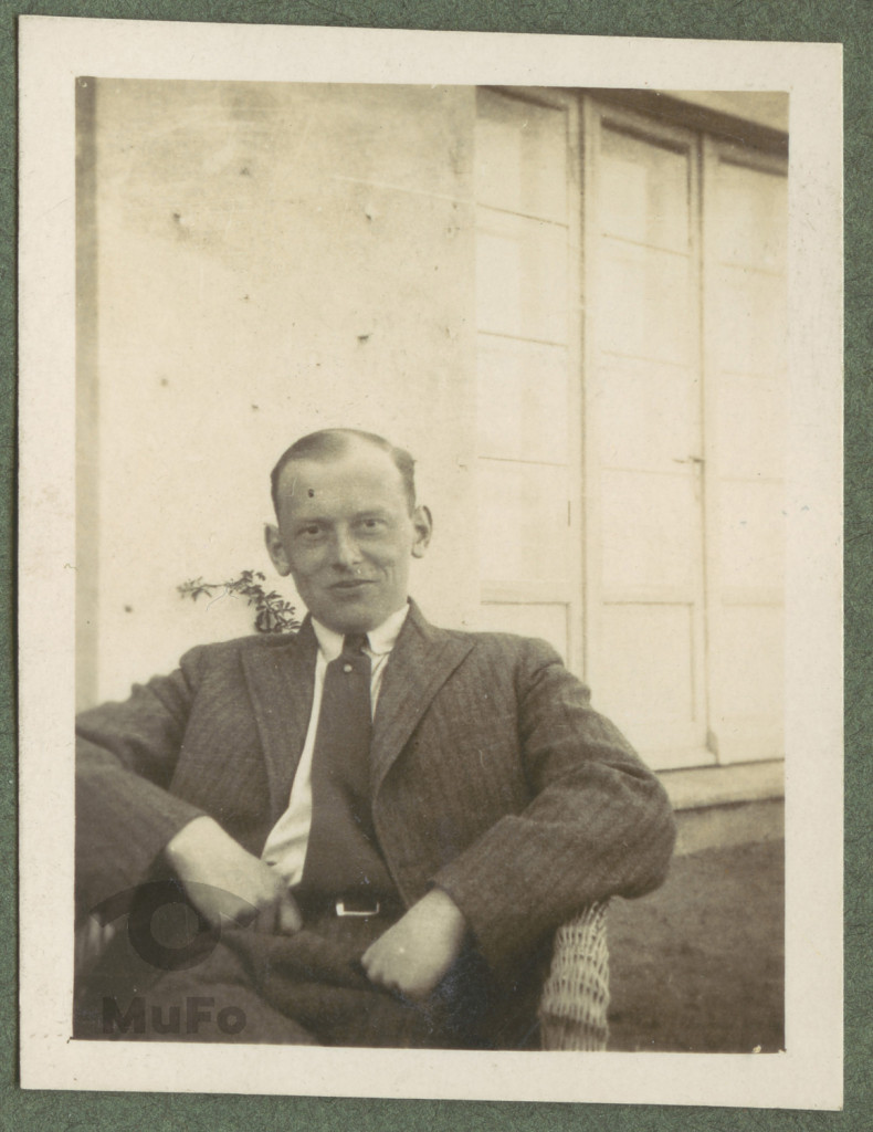 Wojciech Starzewski przed hotelem, portret