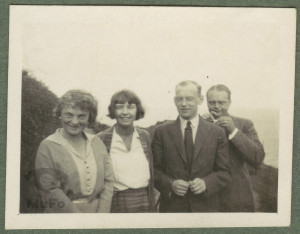 Mussilowie, Halina Dmochowska z mężem, portret w pólpostaci, stojący w rzędzie