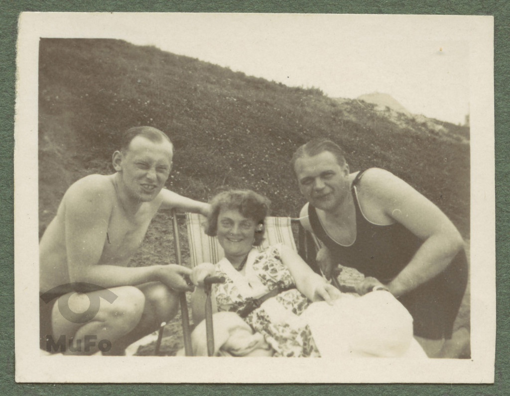 Zofia i Paweł Mussilowie i nieznany mężczyzna (Dmochowski ?) na plaży