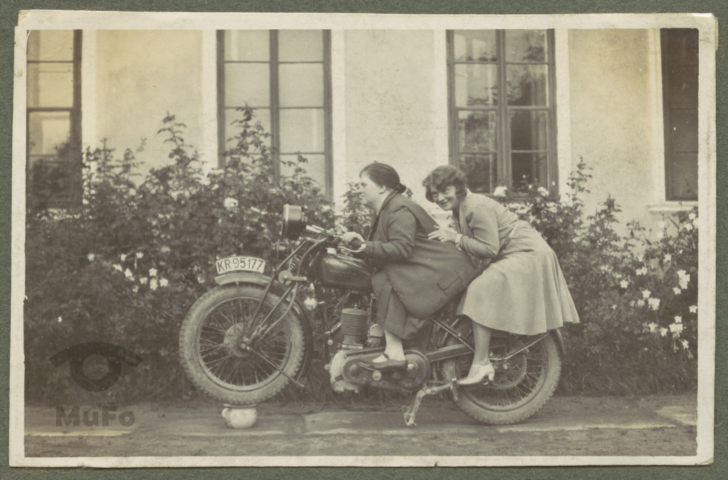 Helena i Zofia Kosińskie na motorze