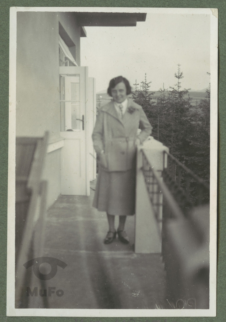 Helena Szlachtowska na balkonie