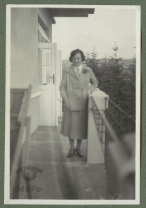 Helena Szlachtowska na balkonie