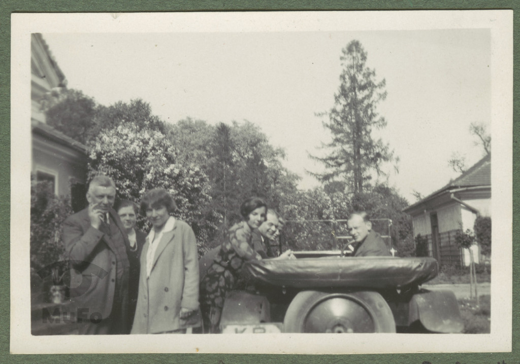sześć osób przy samochodzie przed dworem, Paweł Mussil, Helena Kosińska, Karola Karyłowska, wuj Leopold, Wojciech Starzewski