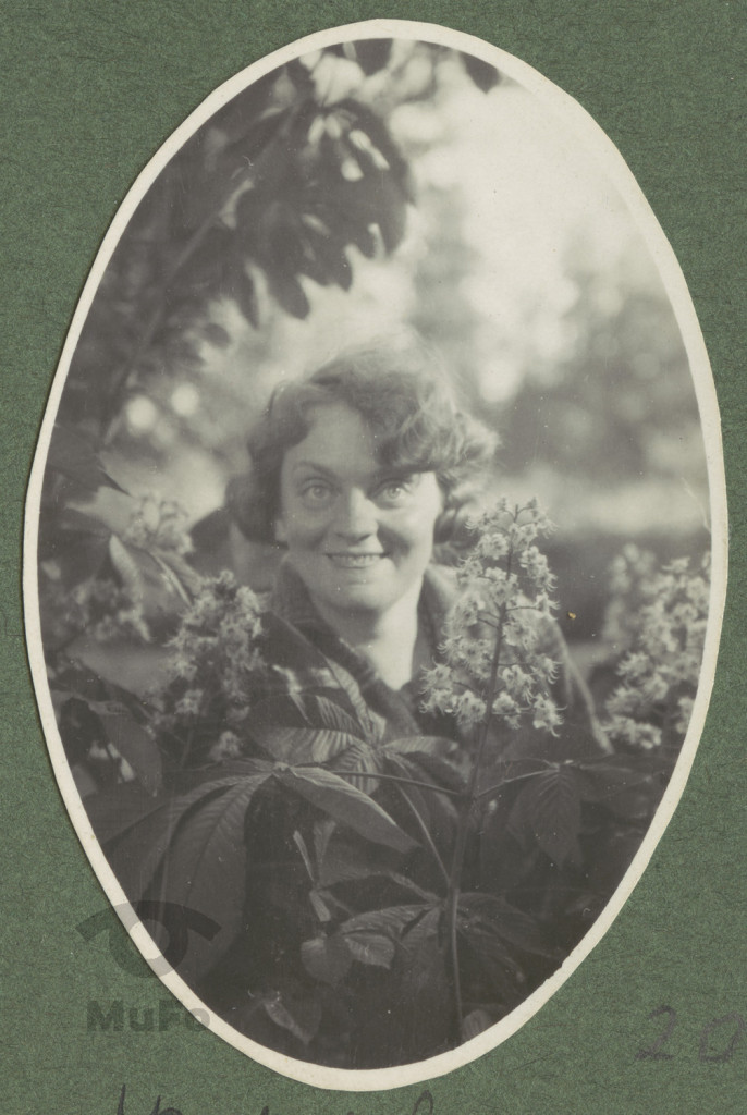 Zofia Mussilowa w plenerze, portret w owalu