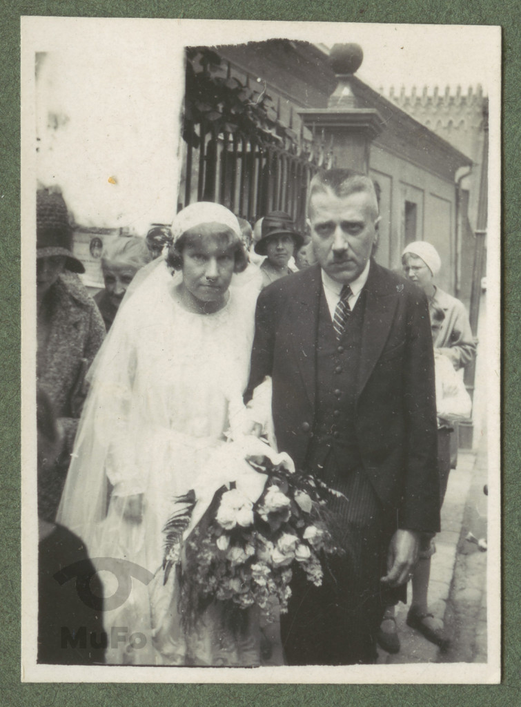 Karola i Stanisław Karyłowscy przed kościołem, fot. ślubna