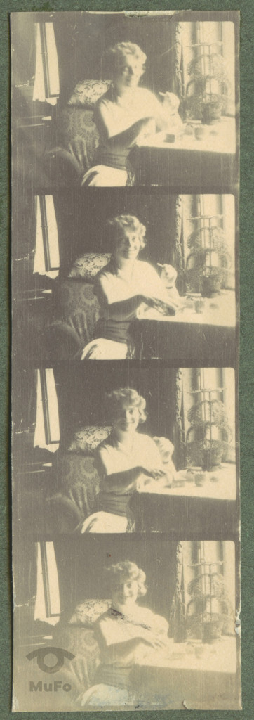 Zofia Mussilowa we wnętrzu, zestaw 4. małych fotografii