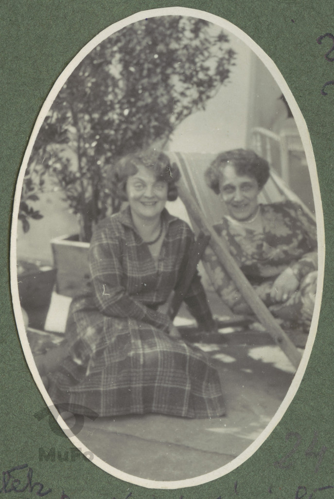 Zofia Mussilowa i Dunia Starzewska, portret w owalu