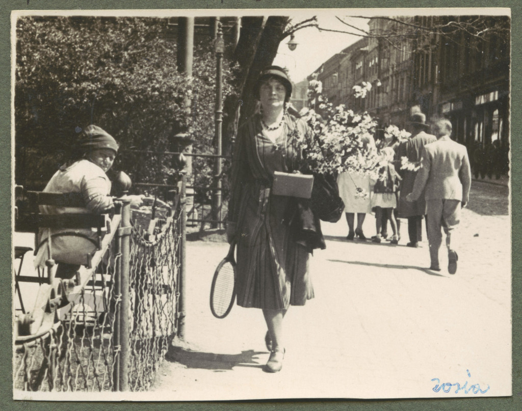 Zofia Kosińska idąca ulicą