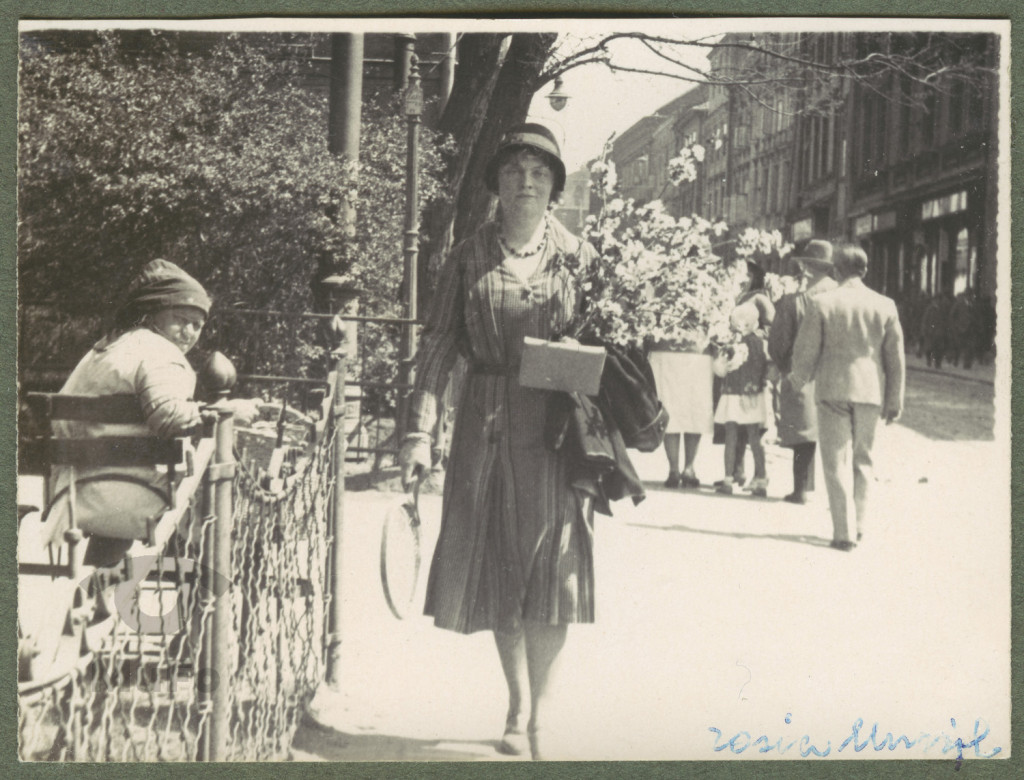 Zofia Kosińska idąca ulicą