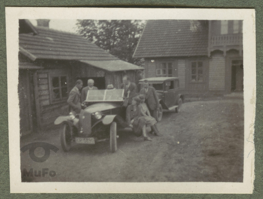 "Dwie "Tatry" w Rudawie", sześć osób (Stanisław Karyłowski, Karola Karyłowska, Zofia Mussilowa i nieznani) przy samochodach, portret