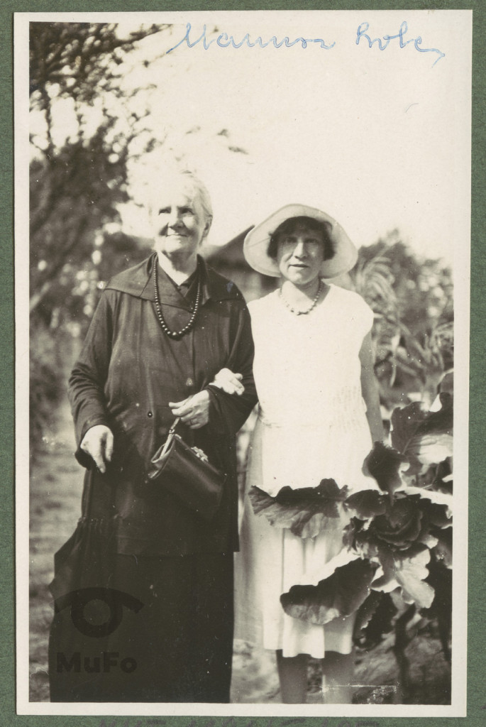 Maria i Karola Kosińskie w ogrodzie