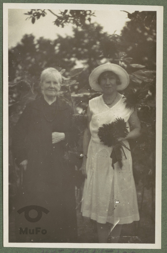 Maria i Karola Kosińskie w ogrodzie w Rudawie