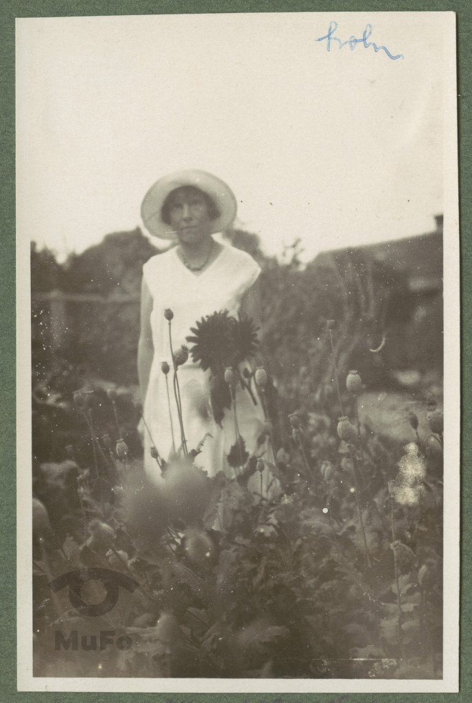 Karola Kosińska w ogrodzie