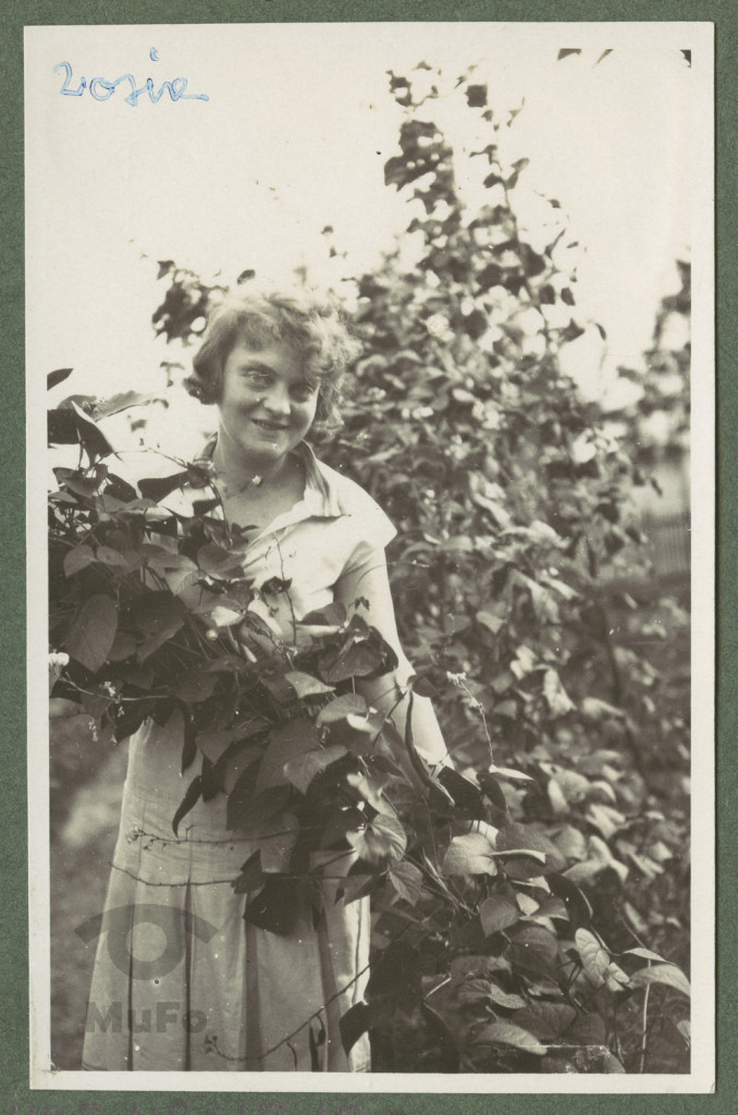 Zofia Kosińska w ogrodzie