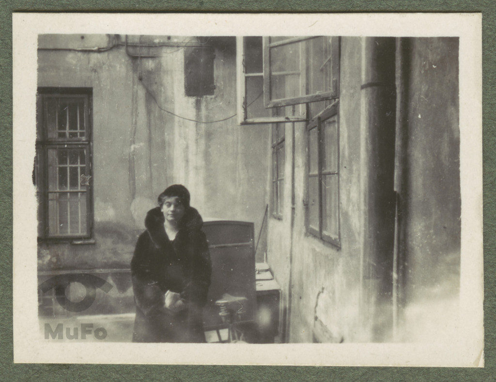 Zofia Mussilowa na podwórzu ul. Karmelicka 15