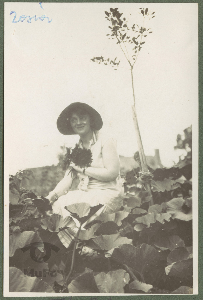 Zofia Kosińska w ogrodzie, Rudawa