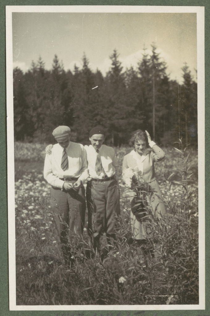 Zofia Mussilowa, Tadeusz Mussil, Wojciech Starzewski na łące