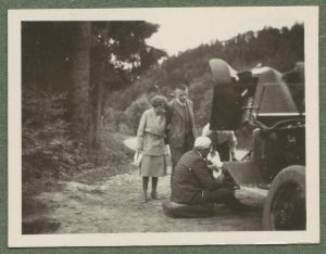 Cztery osoby: Karola i Stanisław Karyłowscy i dwóch mężczyzn (w tym prawdopodobnie Tadeusz Mussil) przy samochodzie "Tatra"