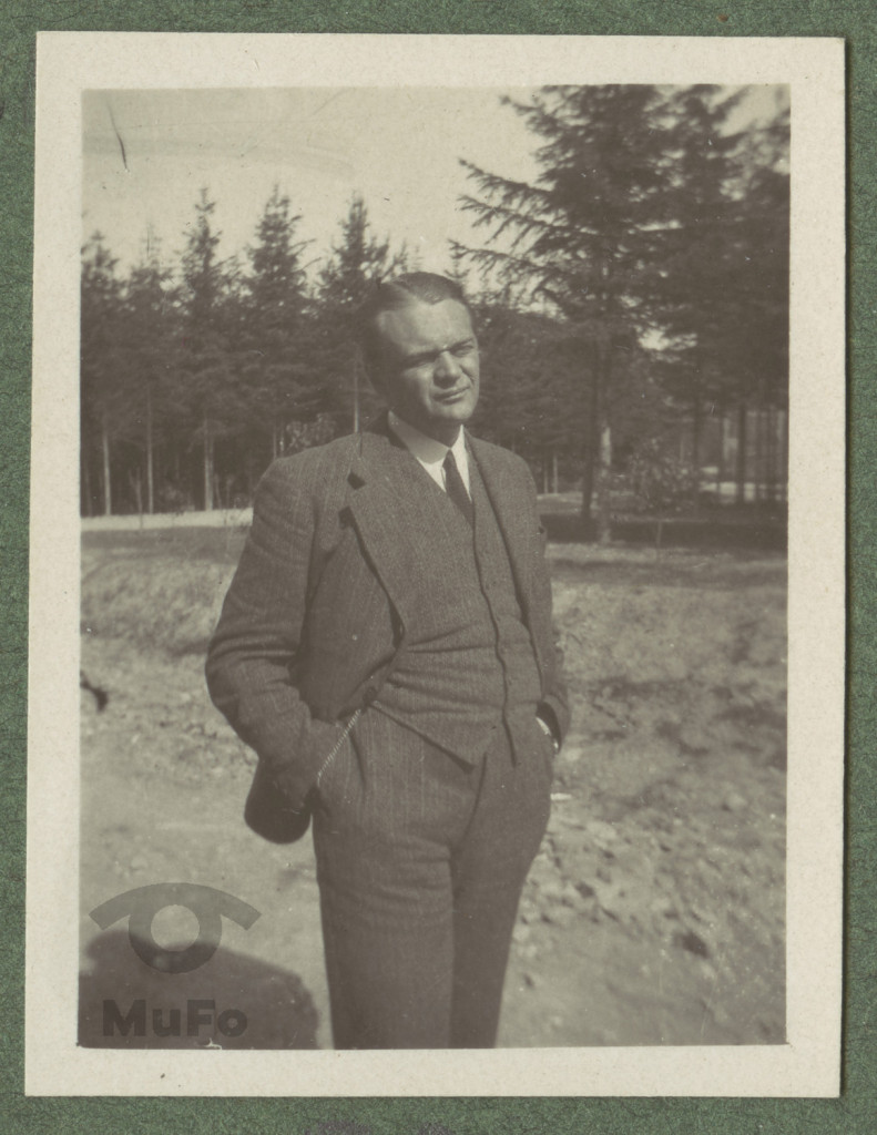 Paweł Mussil stojący przed sanatorium w Rabce, portret