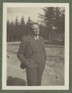 Paweł Mussil stojący przed sanatorium w Rabce, portret