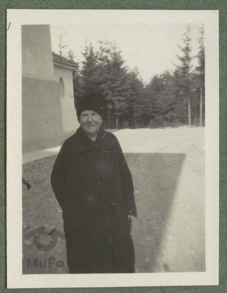 Maria Kosińska stojąca w parku w Rabce, portret