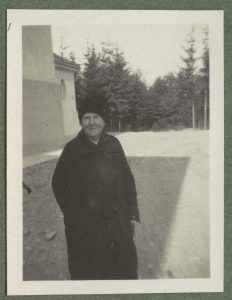Maria Kosińska stojąca w parku w Rabce, portret