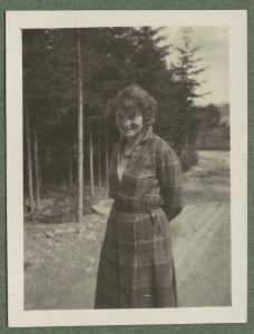 Zofia Mussilowa z domu Kosińska stojąca na tle lasu , Rabka