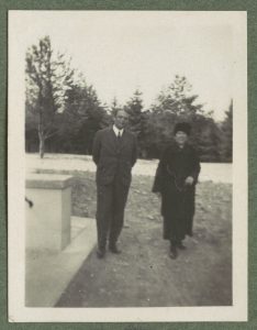 Paweł Mussil i Maria Kosińska stojący w parku, Rabka, portret