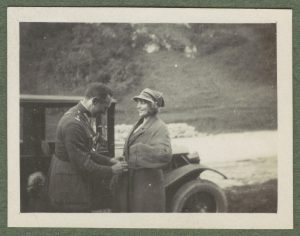 kobieta i wojskowy przy samochodzie "Tatra"