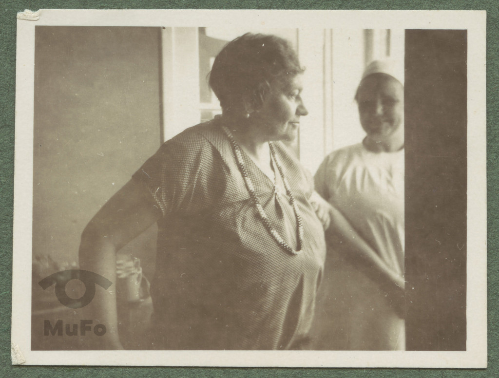 Eleonora Mussilowa w sanatorium, w głębi pielęgniarka Gabrysiowa