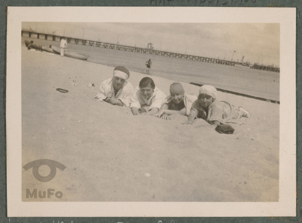 Zofia Mussilowa na plaży ze znajomymi, 4. osoby