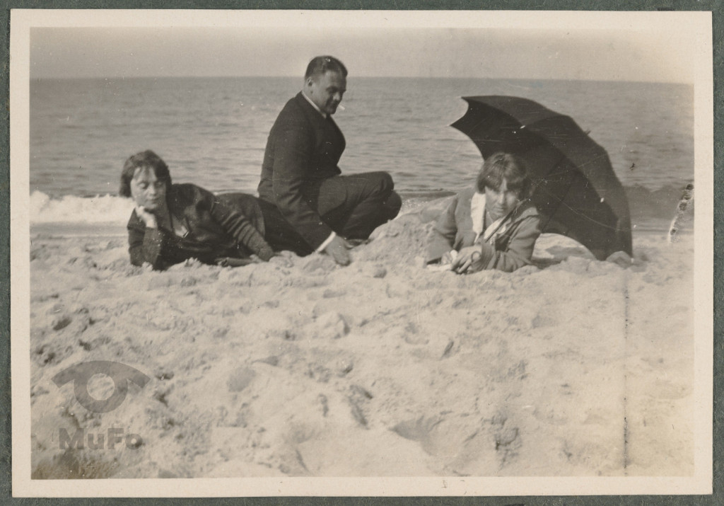 Zofia i Paweł Mussilowie z Karolą Kosińską na plaży