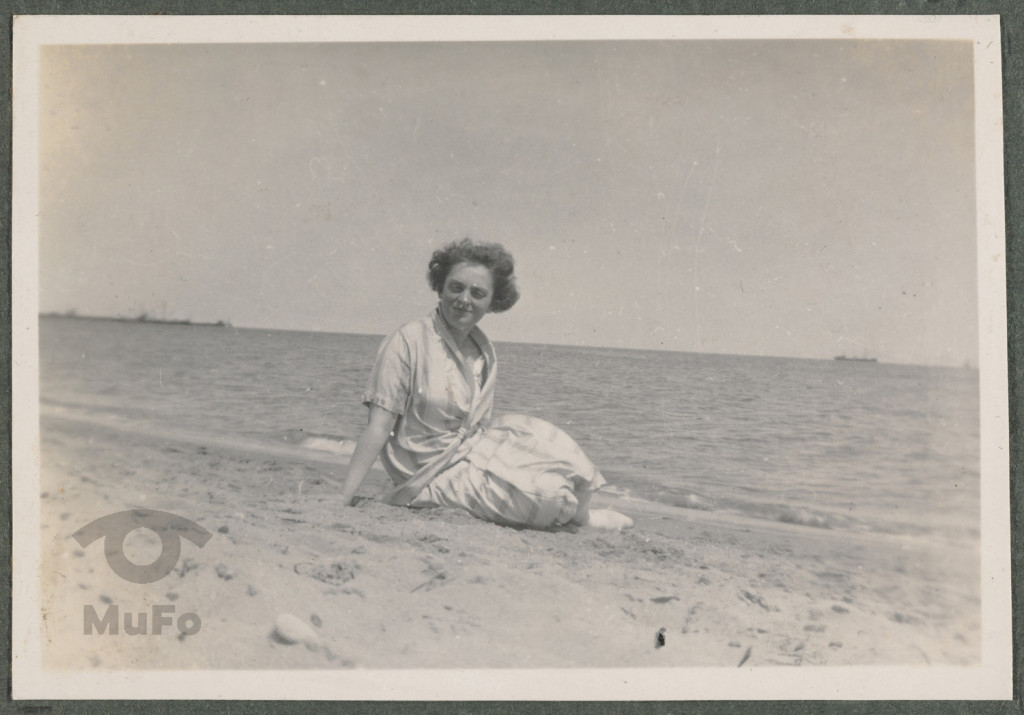 Zofia Mussilowa siedząca na plaży