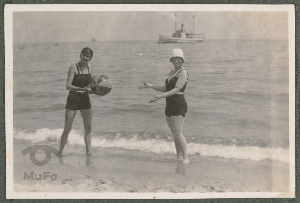 Halina Kurowska i Zofia Mussilowa na plaży