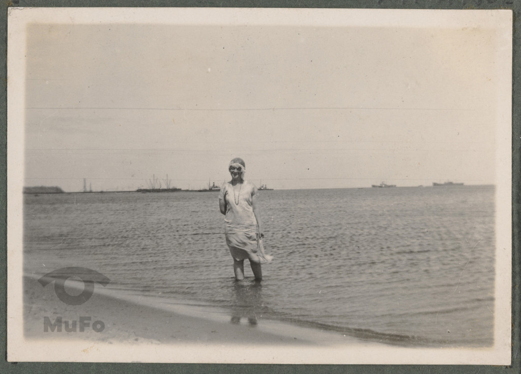 Zofia Mussilowa stojąca w wodzie na plaży