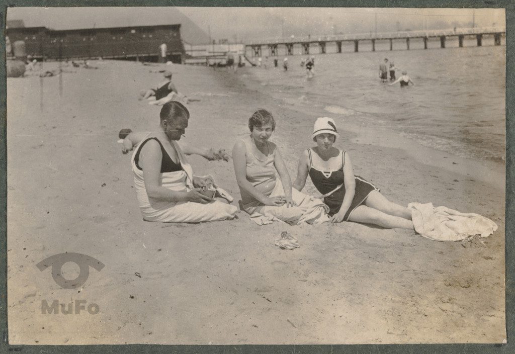 Zofia i Paweł Mussilowie ze znajomą na plaży