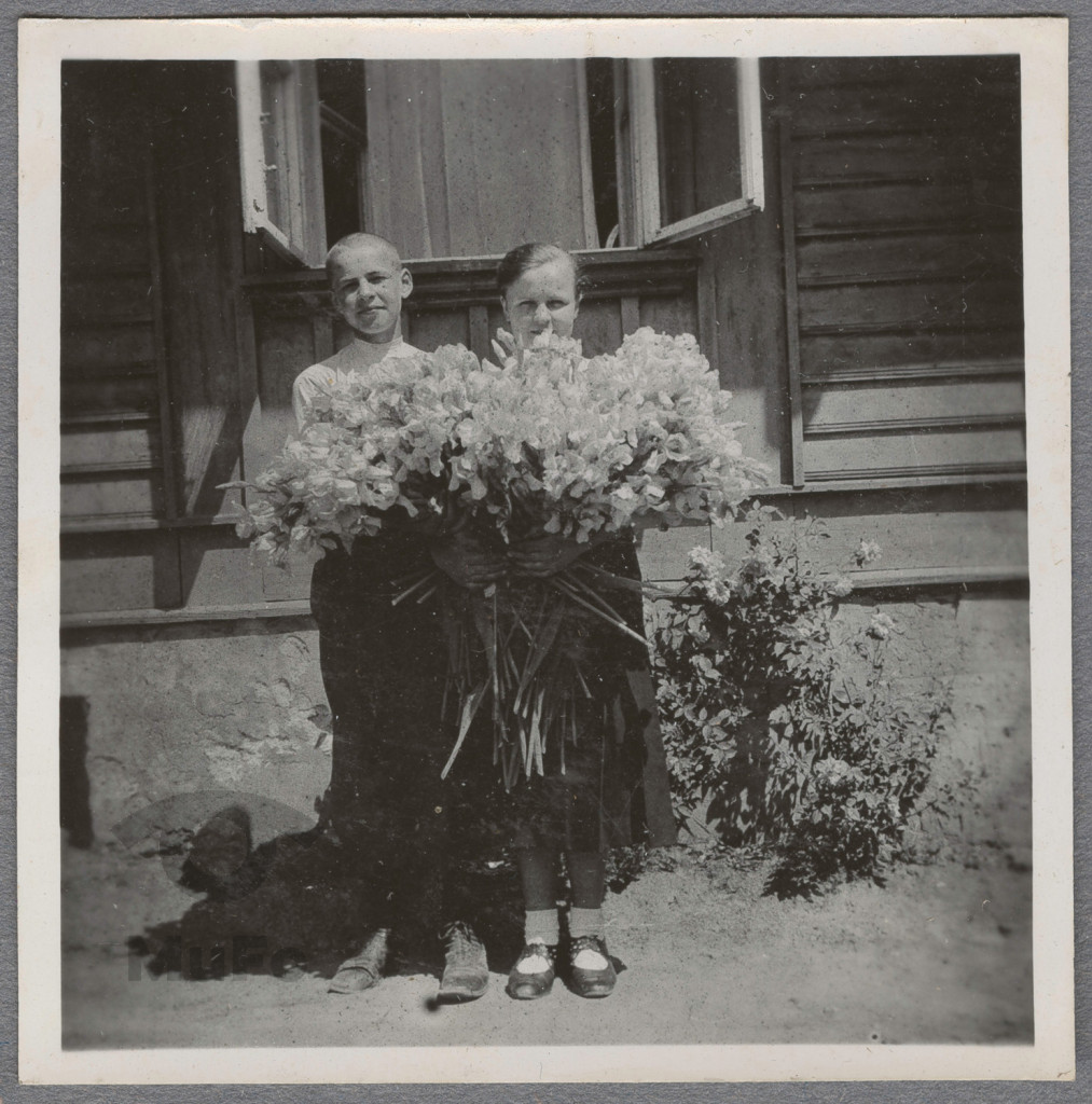 chłopak i dziewczyna z kwiatami