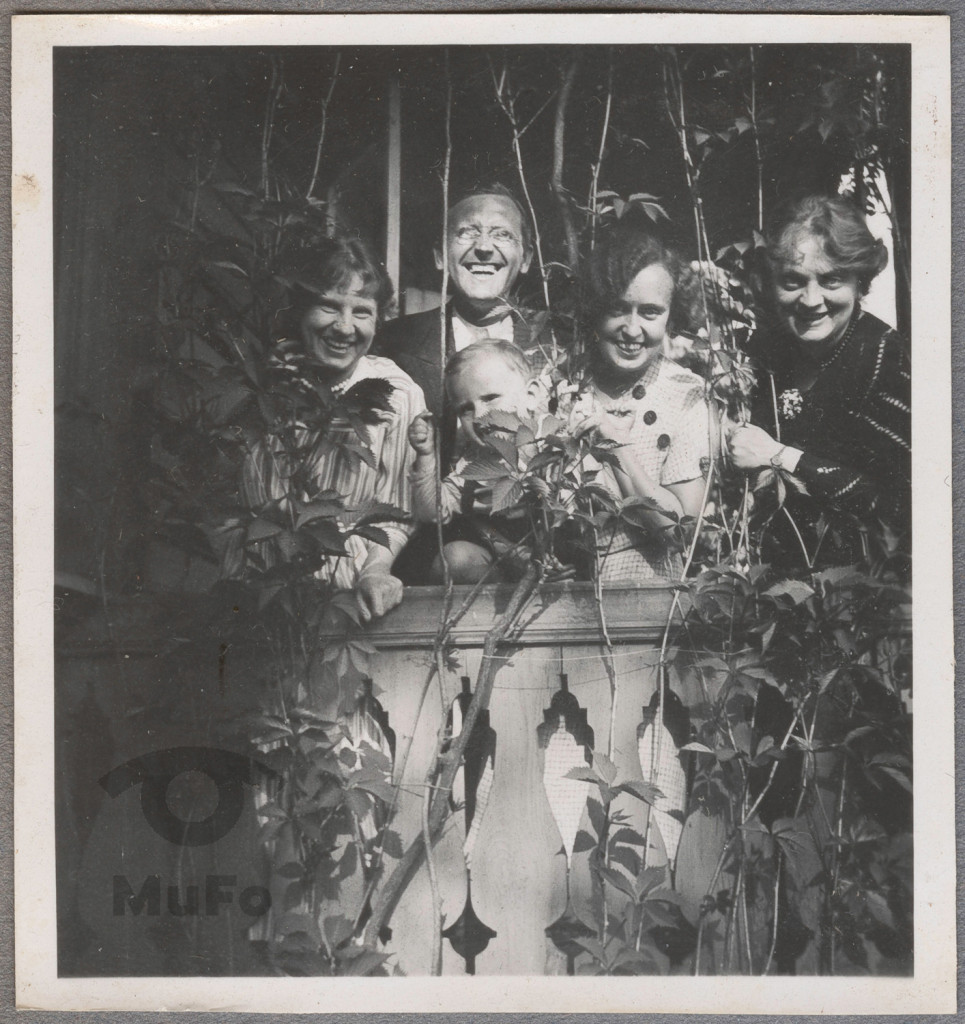 5, osób na drewnianym ganku, dziecko, portret