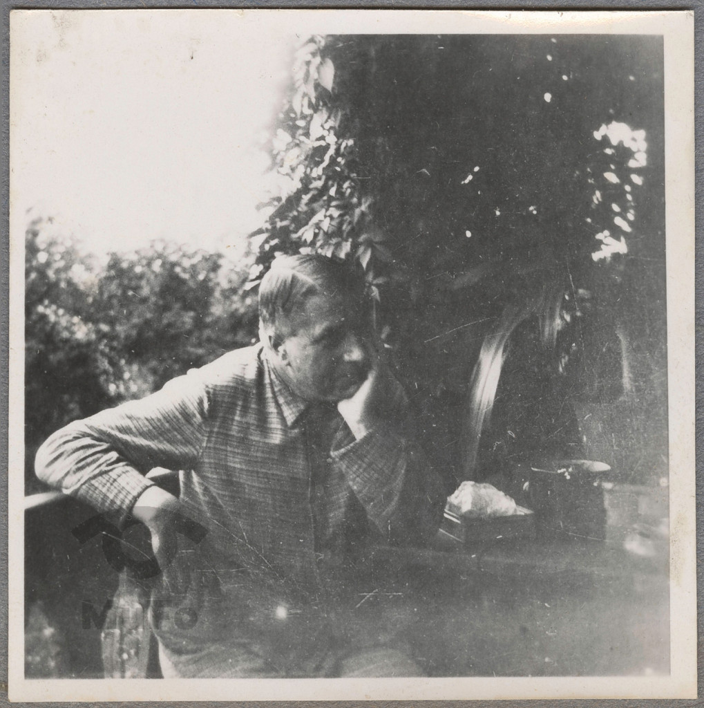 Stanisław Karyłowski siedzący na ganku