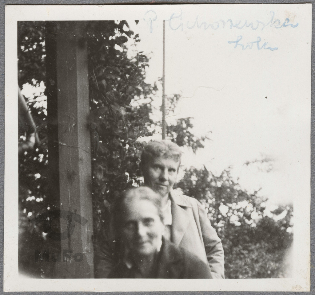 Karola Karyłowska i p. Cichorzewska, portret w plenerze