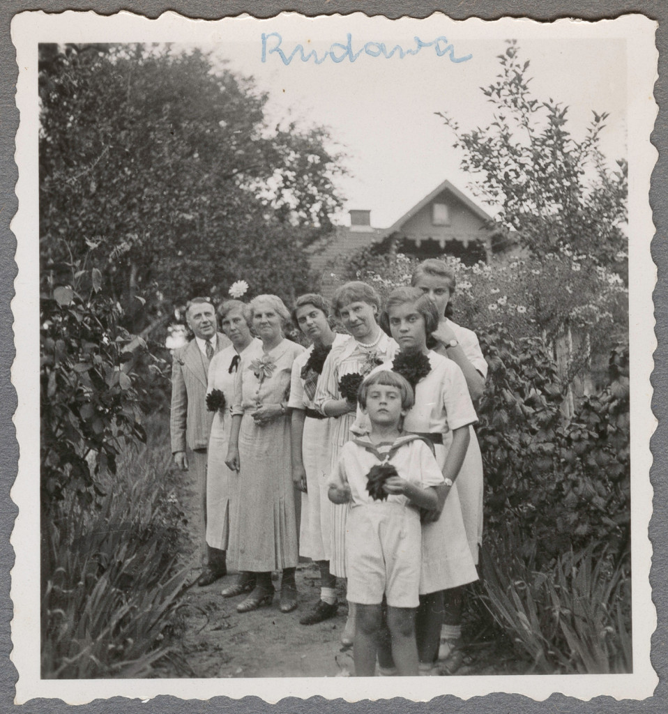 Karyłowscy z gośćmi, 8. osób, chłopiec