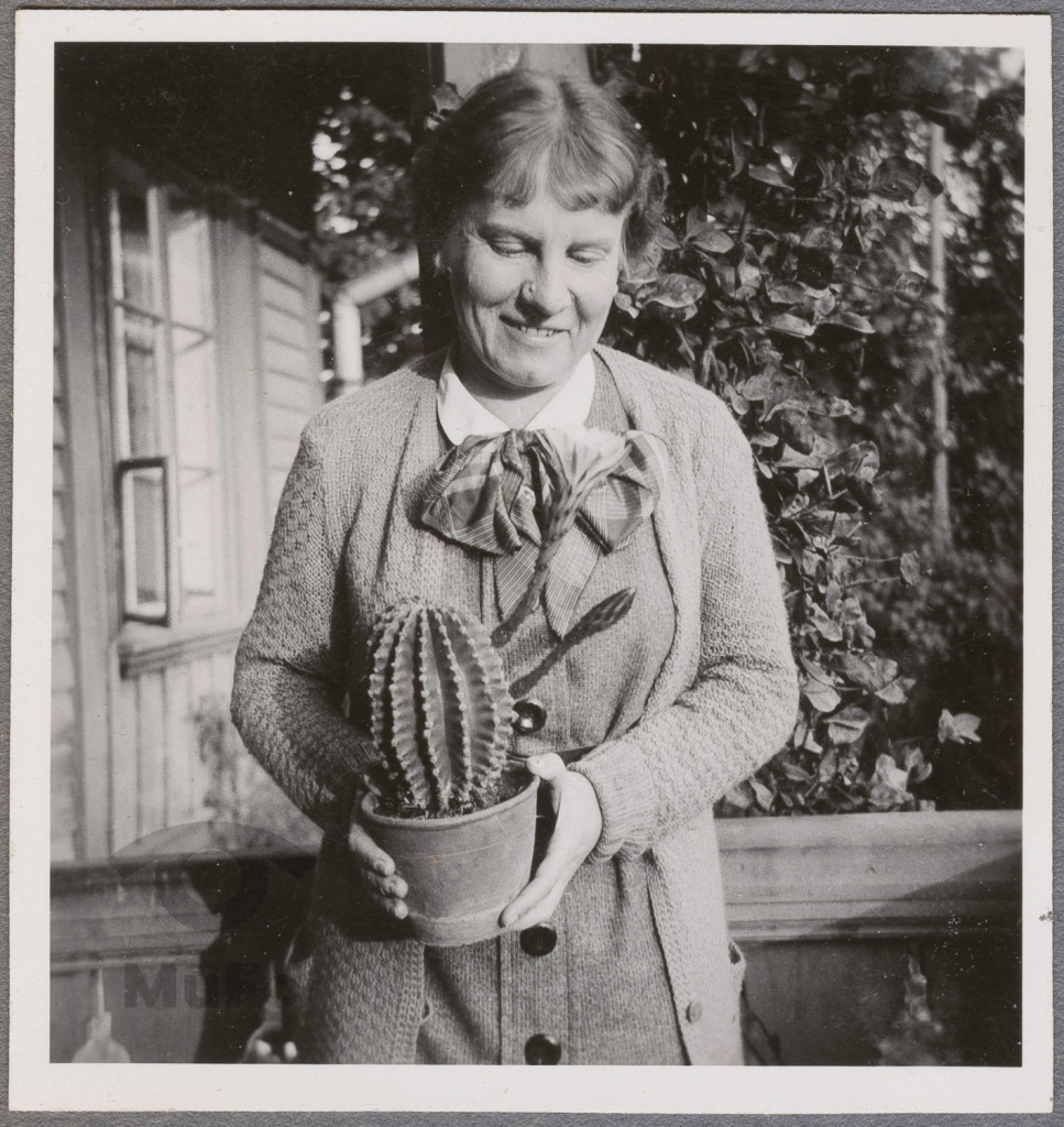 Karola Karyłowska z kaktusem