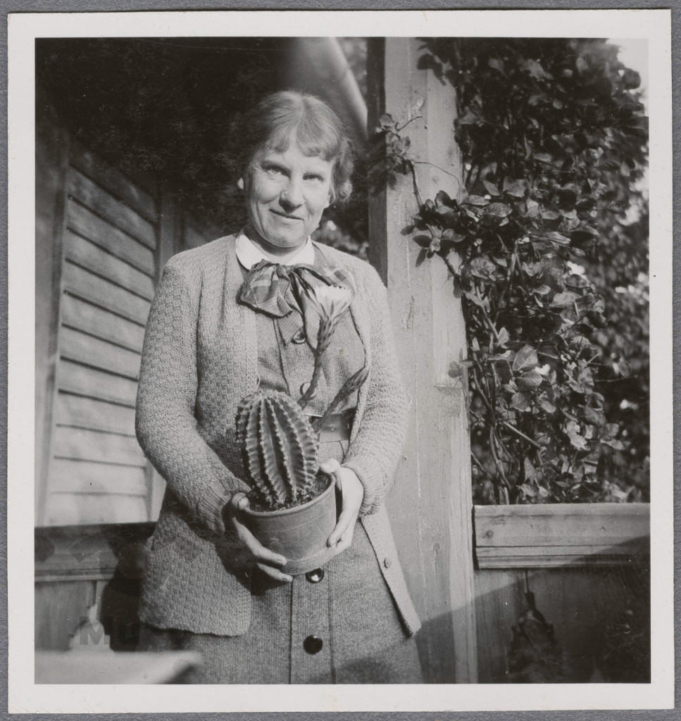 Karola Karyłowska z kaktusem
