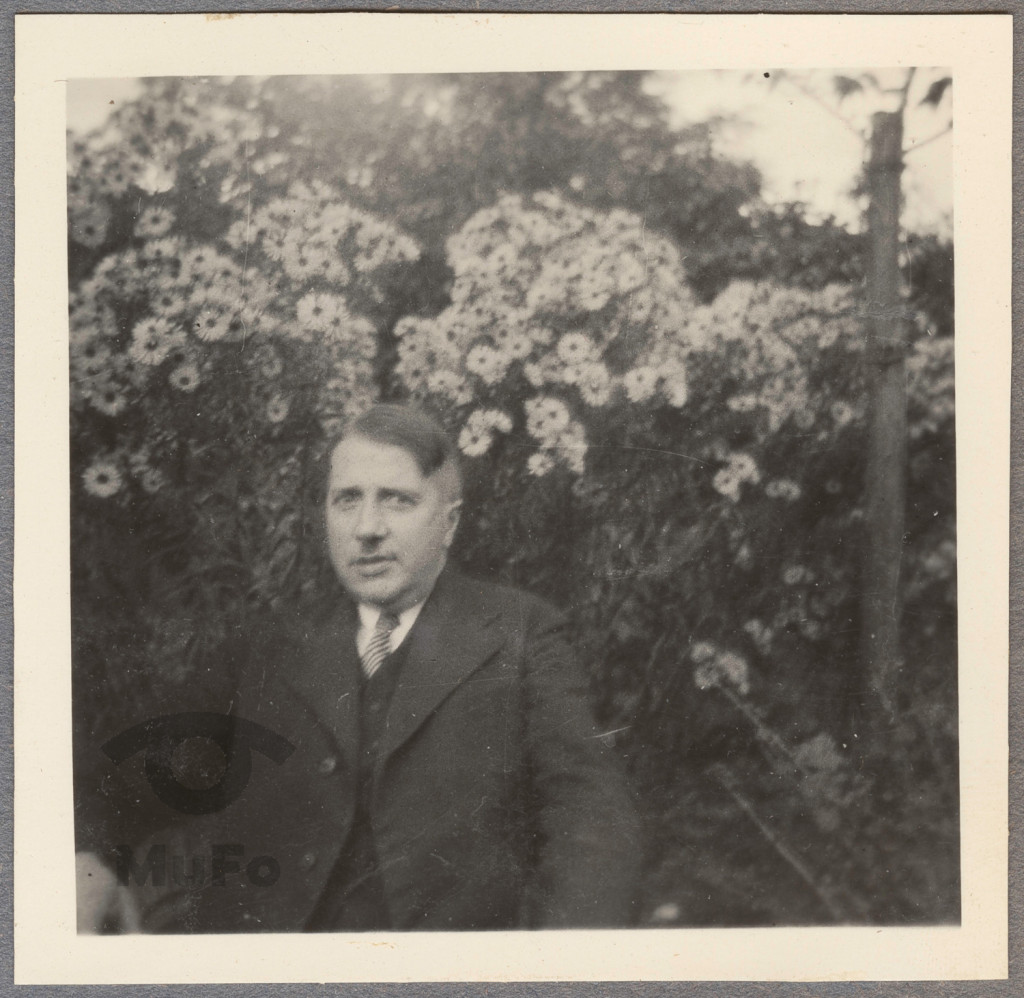 Stanisław Karyłowski na tle kwiatów