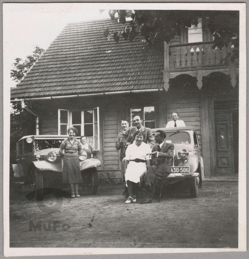 dwa samochody przed domem w Rudawie, 6. osób