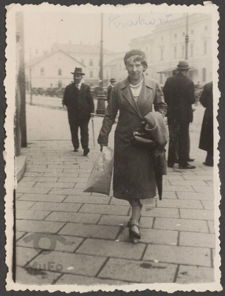 Karola Karyłowska z d. Kosińska idąca ulicą, fotografia "a la minute"